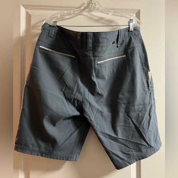 Men’s Oakley Regular Fit Golf Shorts - Picture 2 of 3